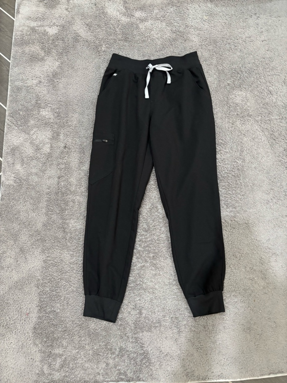 Small/petite FIGS Black Scrub Pants